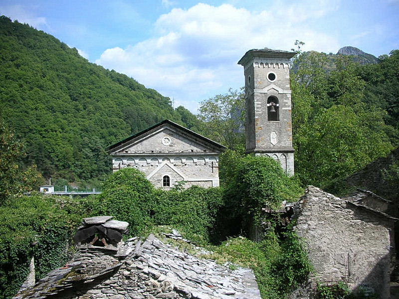 Isola Santa, un paese sul lago.
